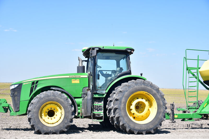 Tractor con sembradora en un campo de Agro Petró